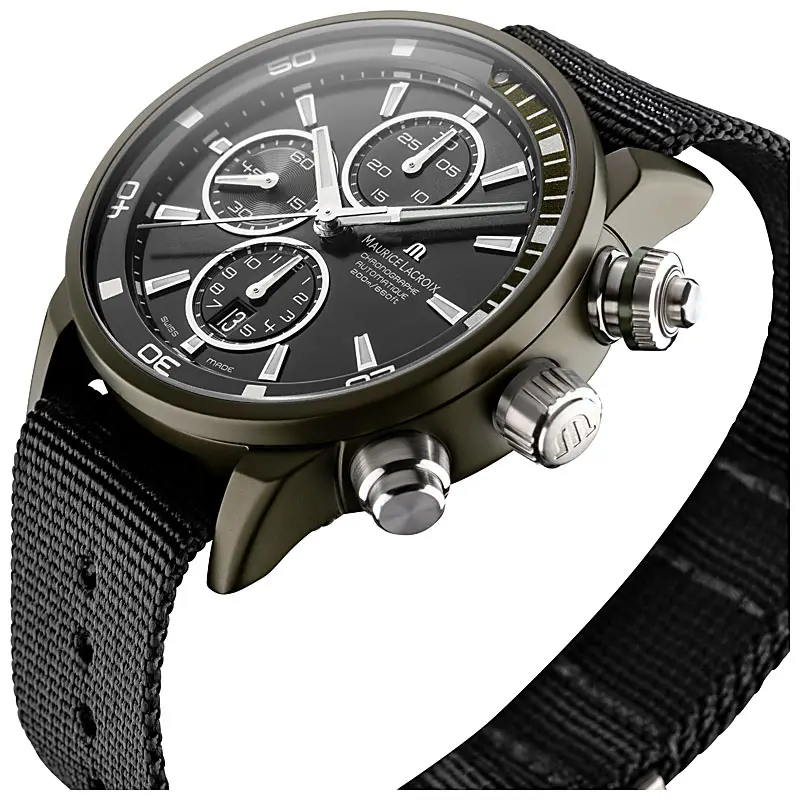 Produktfoto Armbanduhr Detailaufnahme mit Spiegelung auf dem Ziffernblatt